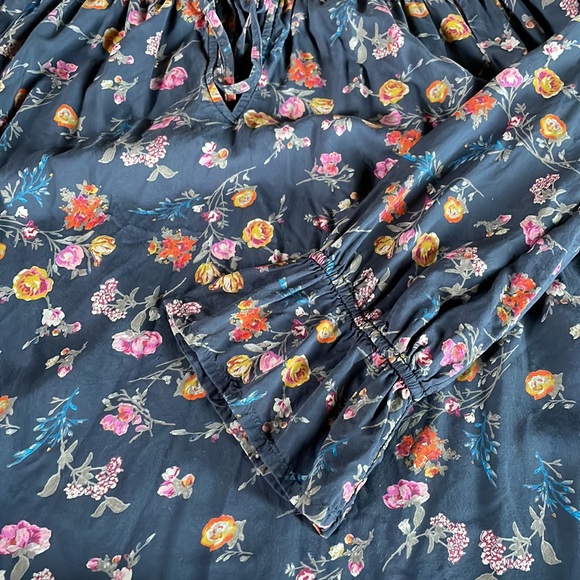 Lucky 🍀 Brand dusty navy floral peasant top 🌺 - Picture 6 of 6